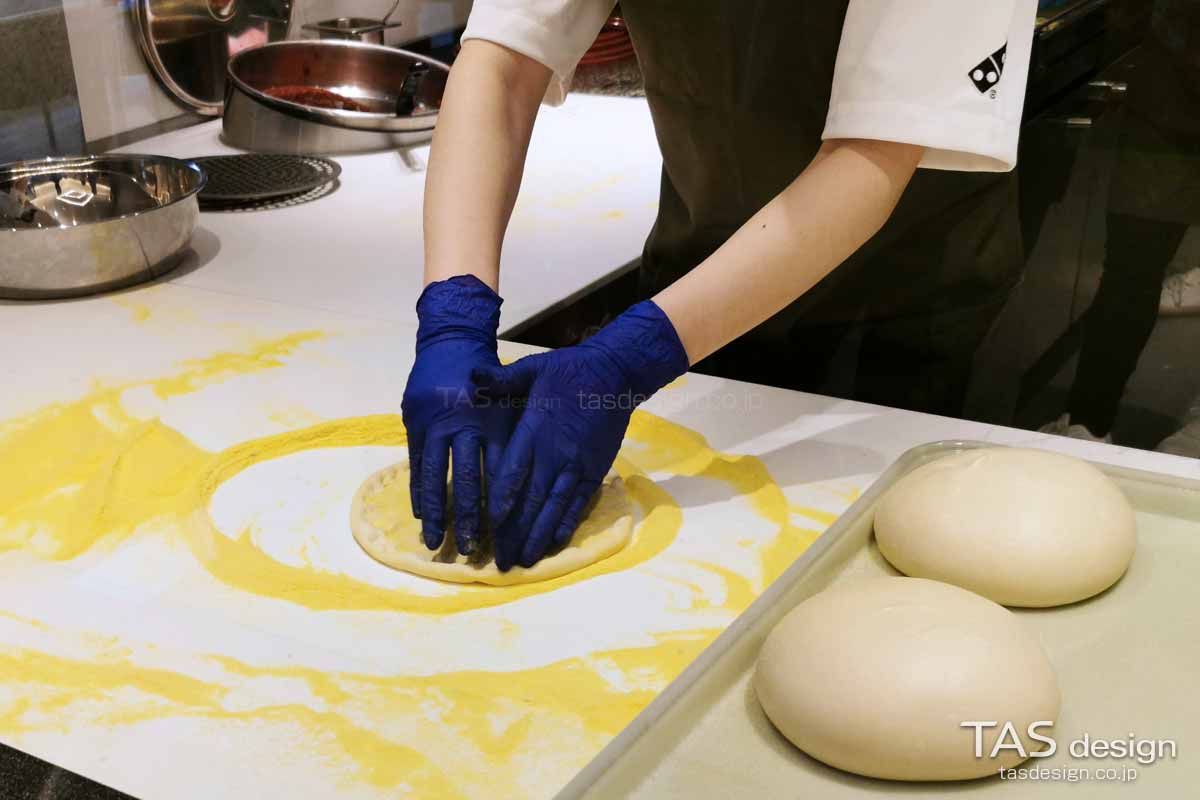 生地を手作業で伸ばす様子