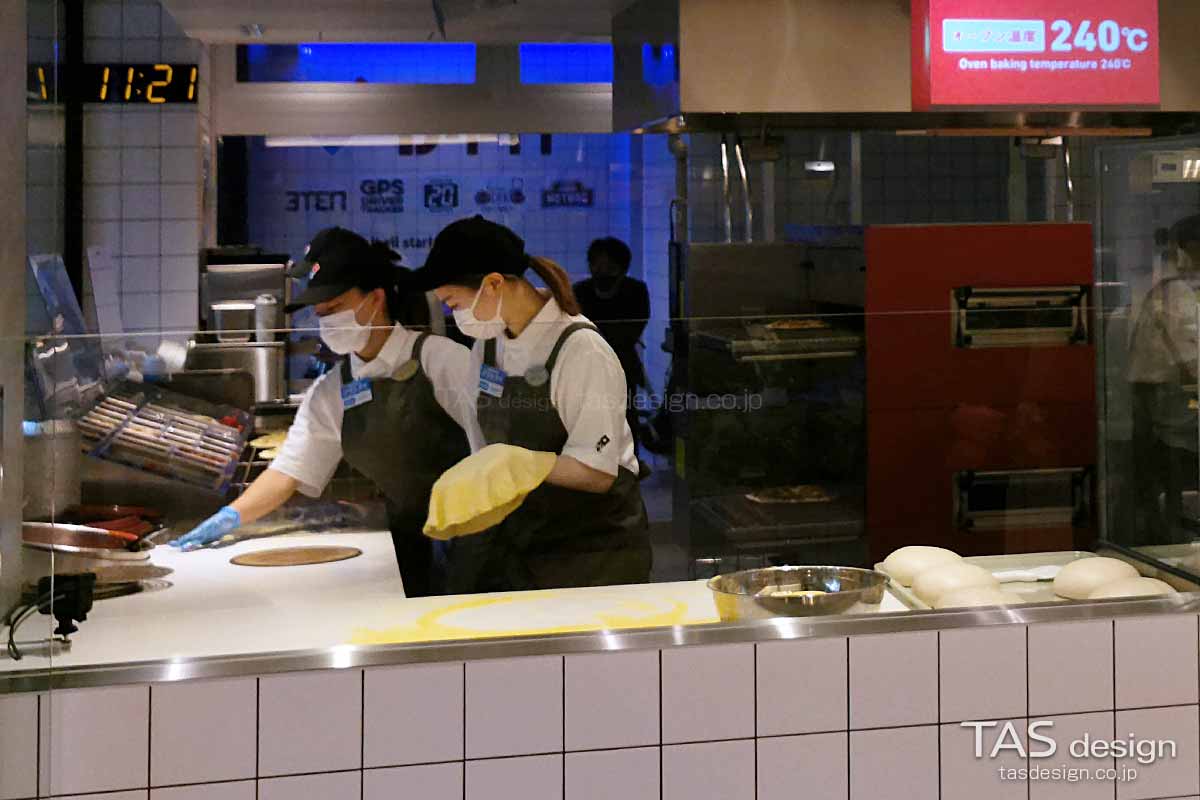 ピザメイクラインへ移動するピザ生地