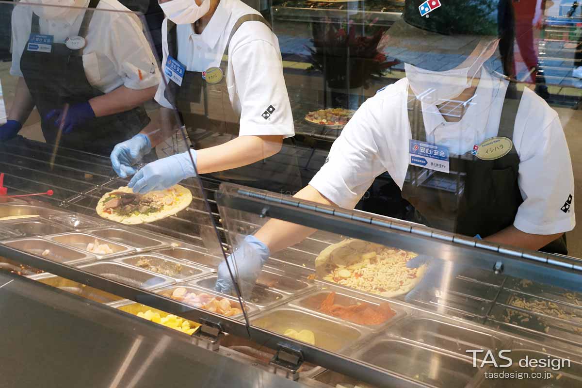 生地の上にトッピングを乗せる様子