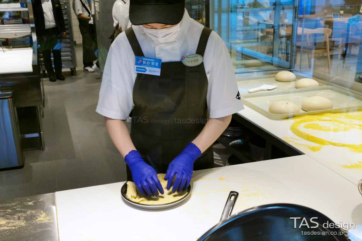 生地を伸ばす様子