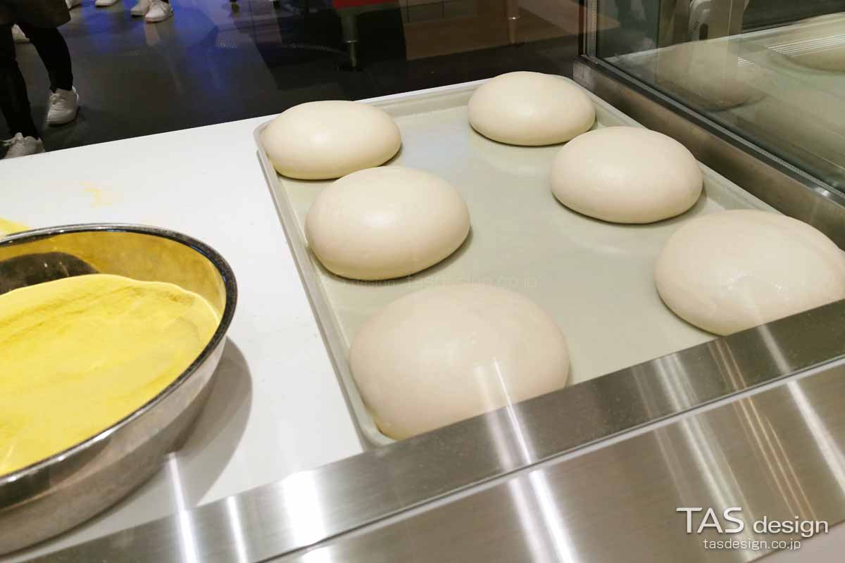 店内で作られたピザ生地