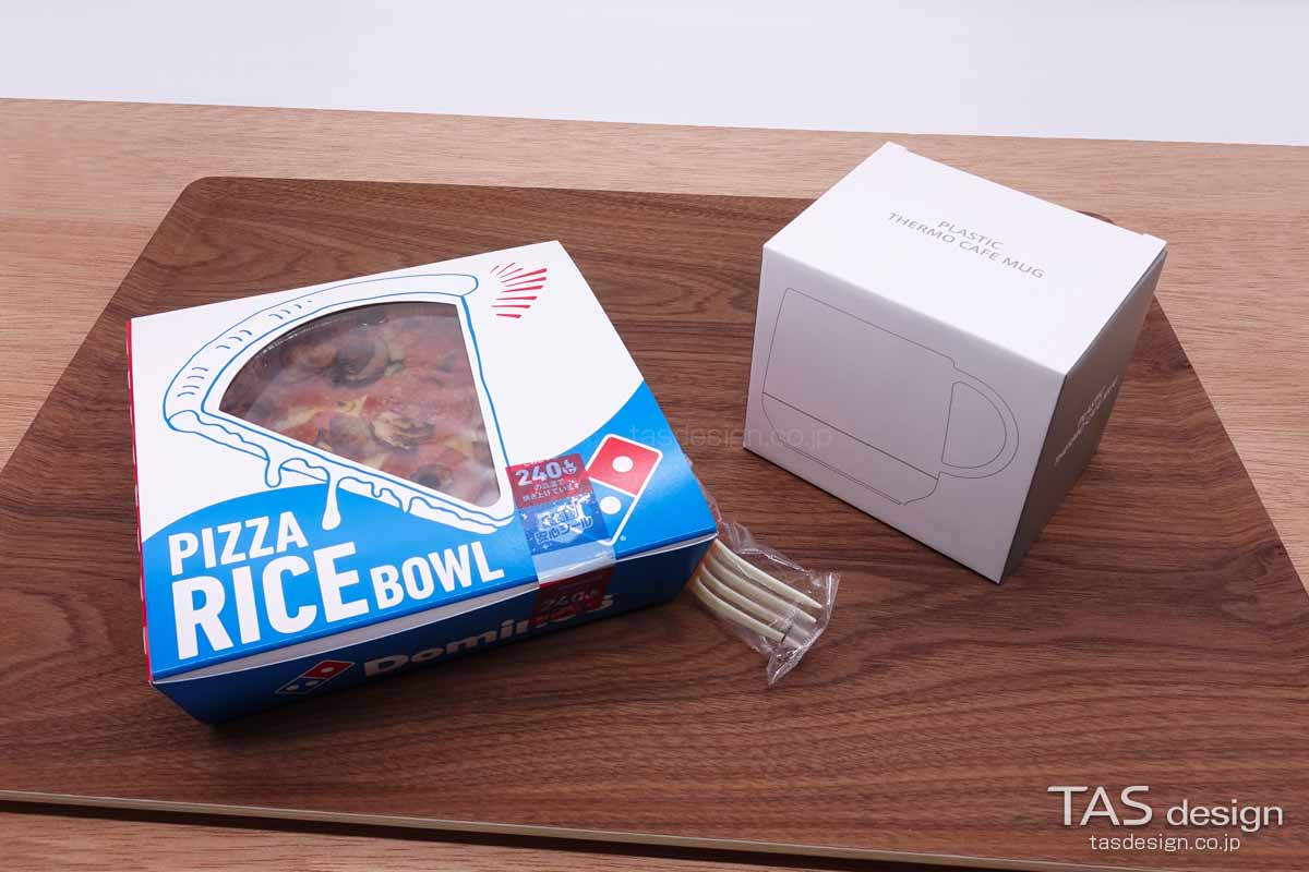 テイクアウトで購入した「ピザライスボウル」と「オリジナル マグカップ」