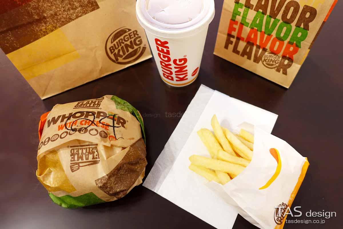 テイクアウトしたワンパウンドビーフバーガー