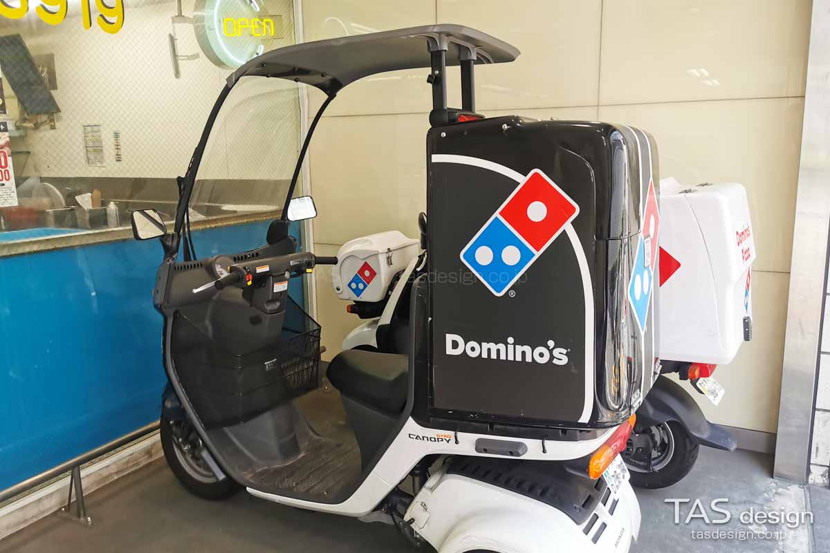ドミノピザ 西新宿店の宅配バイク