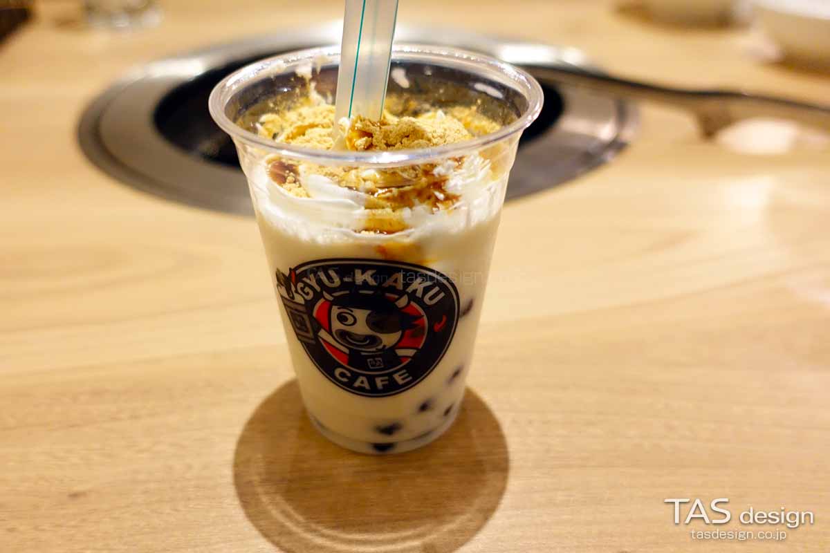 牛角タピオカ 黒蜜きなこラテのアップ