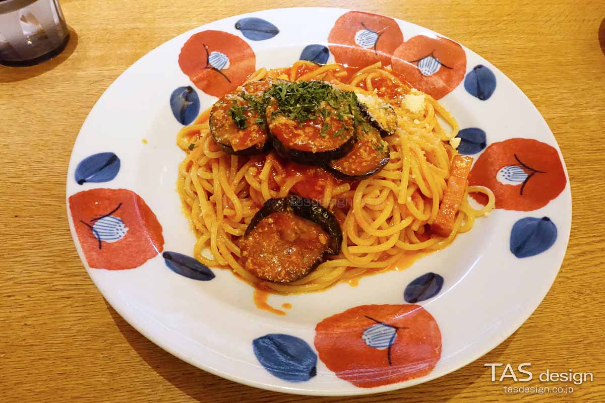 厚切りベーコンとトロトロなすのトマトソース