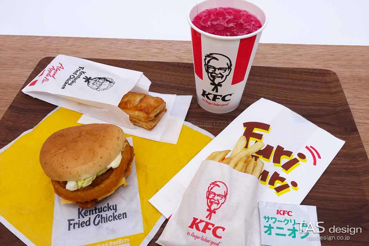 『ガーリックソースのオニオンフィレバーガー』と『フリフリポテト（サワークリームオニオン）』『クランベリーレモネードソーダ』、サイドメニューの『アーモンドアップルパイ』