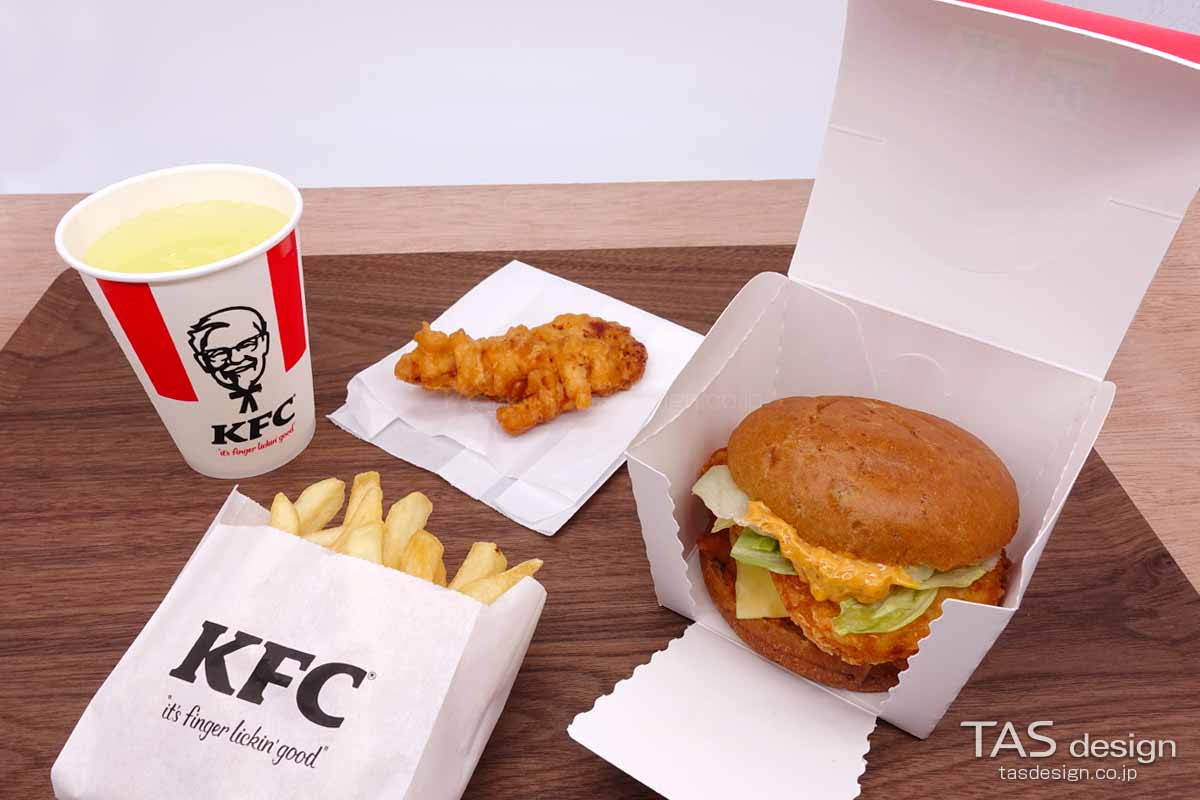 『デラックスチキンフィレサンド』の特別パッケージをオープン