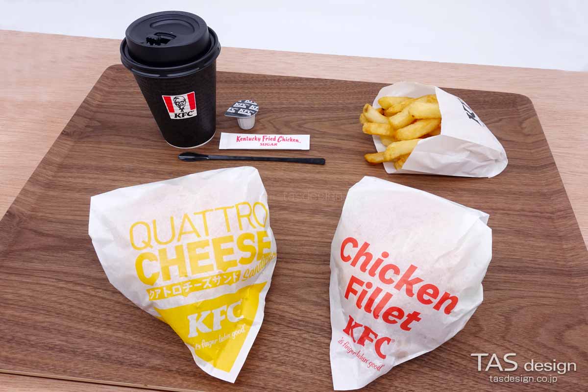 テイクアウトで購入した期間限定の『クアトロチーズサンド』と『チキンフィレサンド』