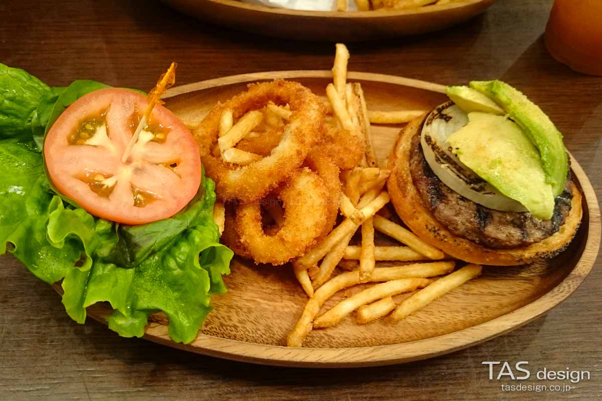 提供された状態のアボカドバーガー