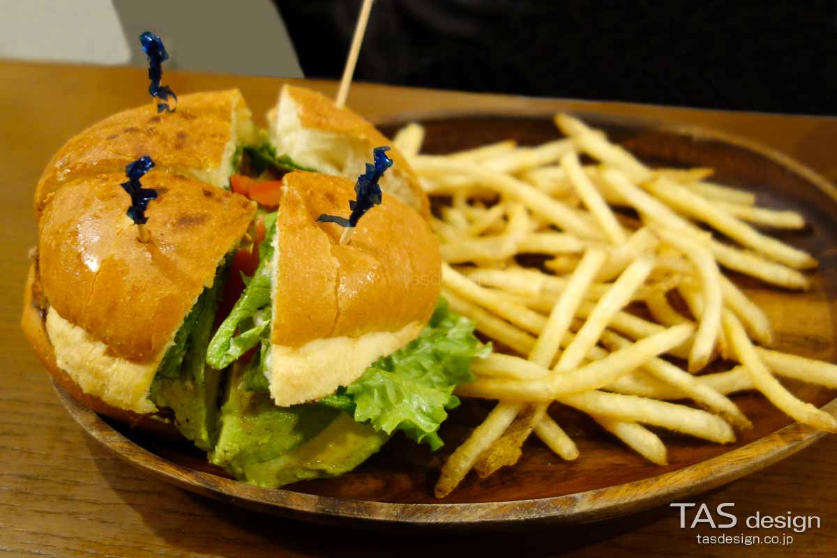 カットされたアボカドバーガー