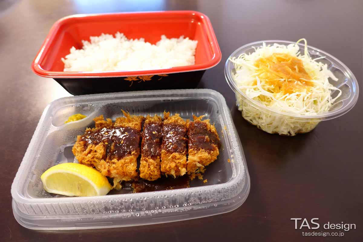 味噌ロースかつと千切りキャベツ