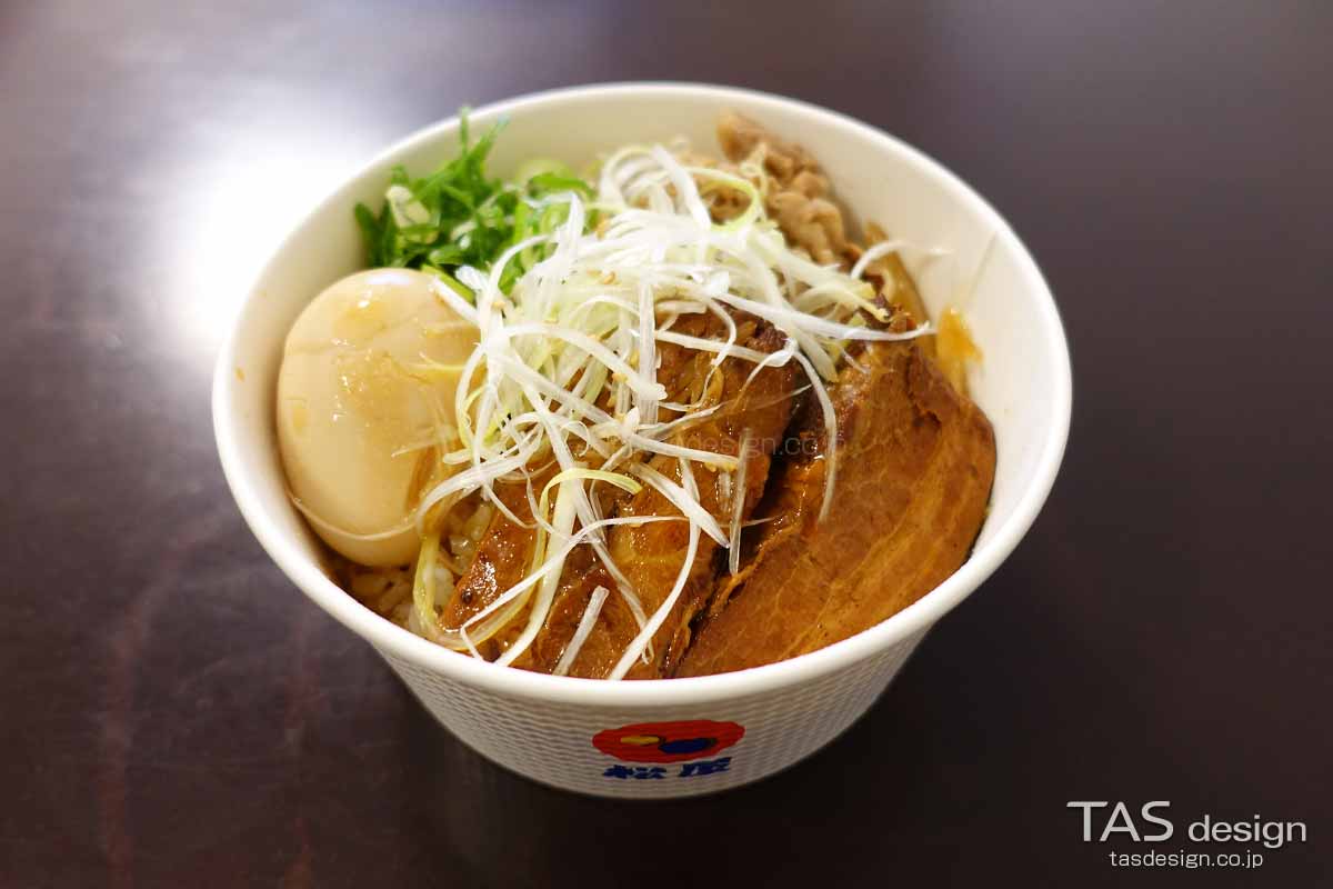 沖縄ラフテー風「牛と味玉の豚角煮丼」