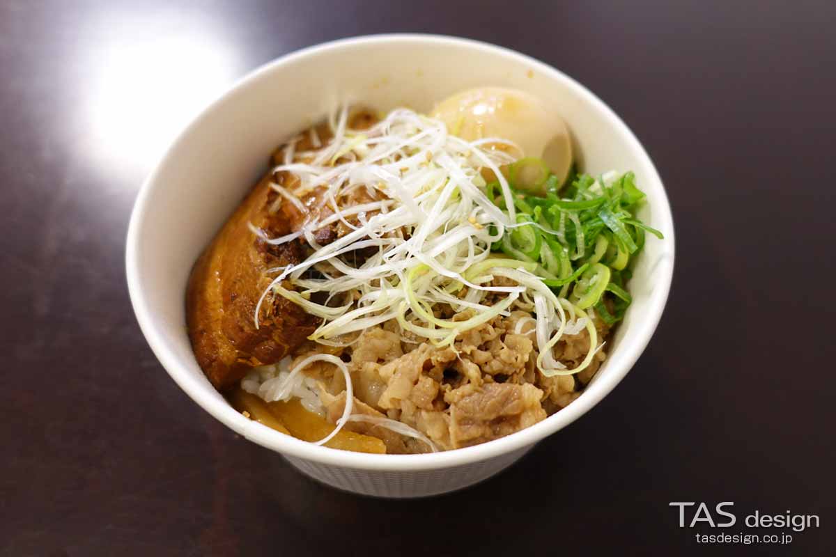 豚角煮の裏にある牛めし