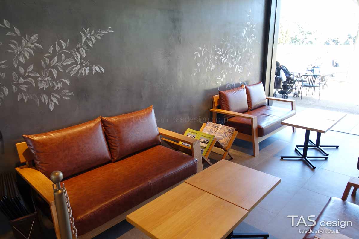 2人掛けのソファーと多摩産木材のテーブル