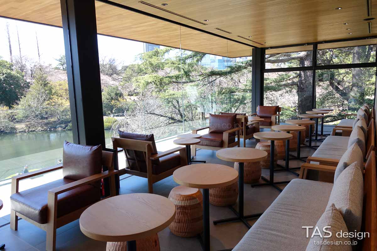 景色を眺められるソファー席