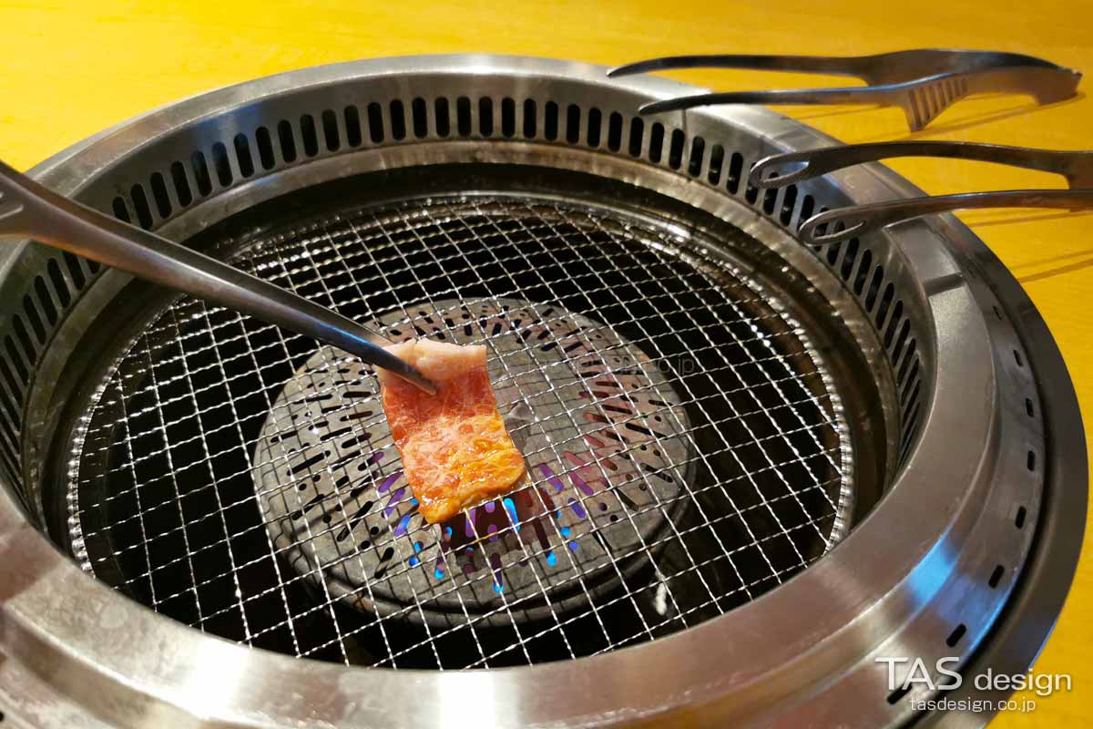 肉を焼く前用のトング