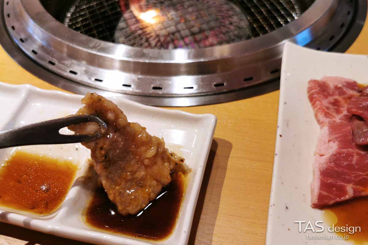 肉を取りわける用のトング